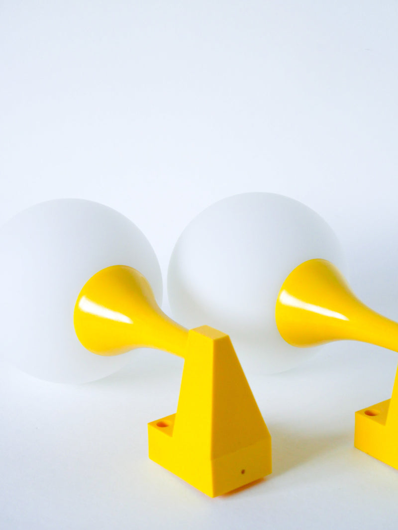 Paire D'Appliques En Plastique Jaune Et Globes Opalins - Design - 1970