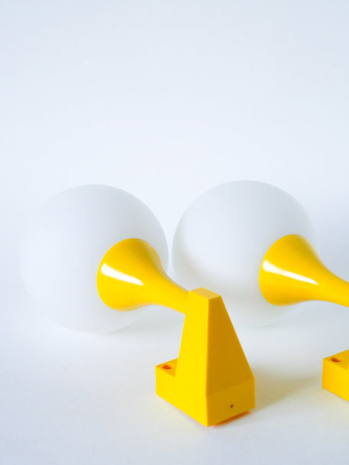 Paire D'Appliques En Plastique Jaune Et Globes Opalins - Design - 1970