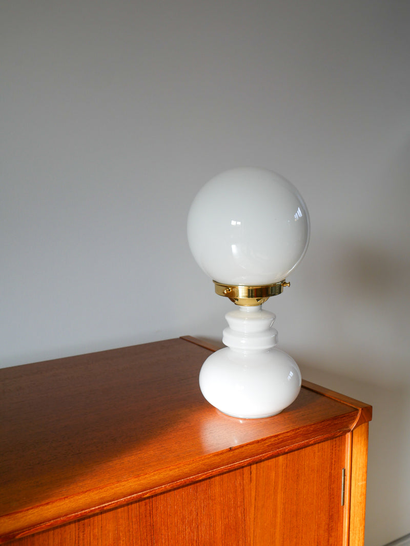 Lampe Globe En Opaline Blanc - 1960