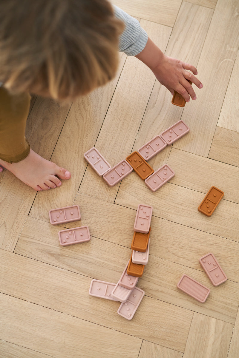 Dominó de silicona rosa multimix de LIEWOOD - Selección Liewood disponible en amaetc.com, concept store ecológico para niños