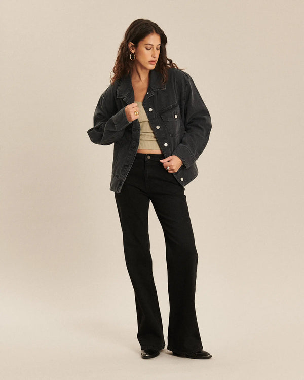 Women's jeans in charcoal black denim, fitted and slightly flared bootcut cut, with a comfortable and refined material that adapts to all body shapes.