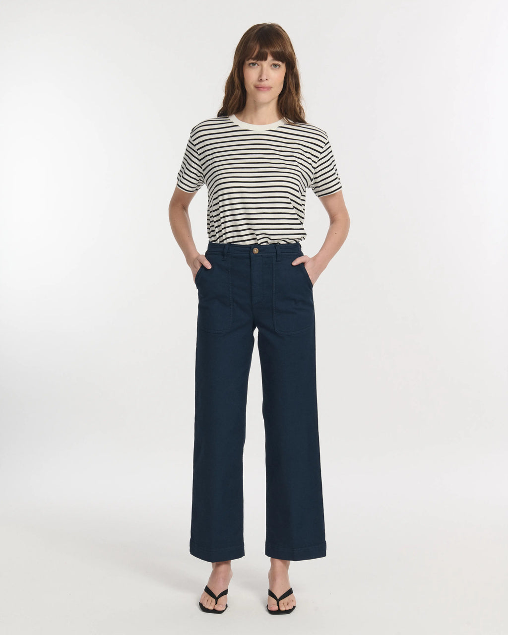 Pantalon marine en coton stretch avec coupe droite et ajustée, conçu pour s’adapter à toutes les morphologies féminines avec un style casual et confortable.