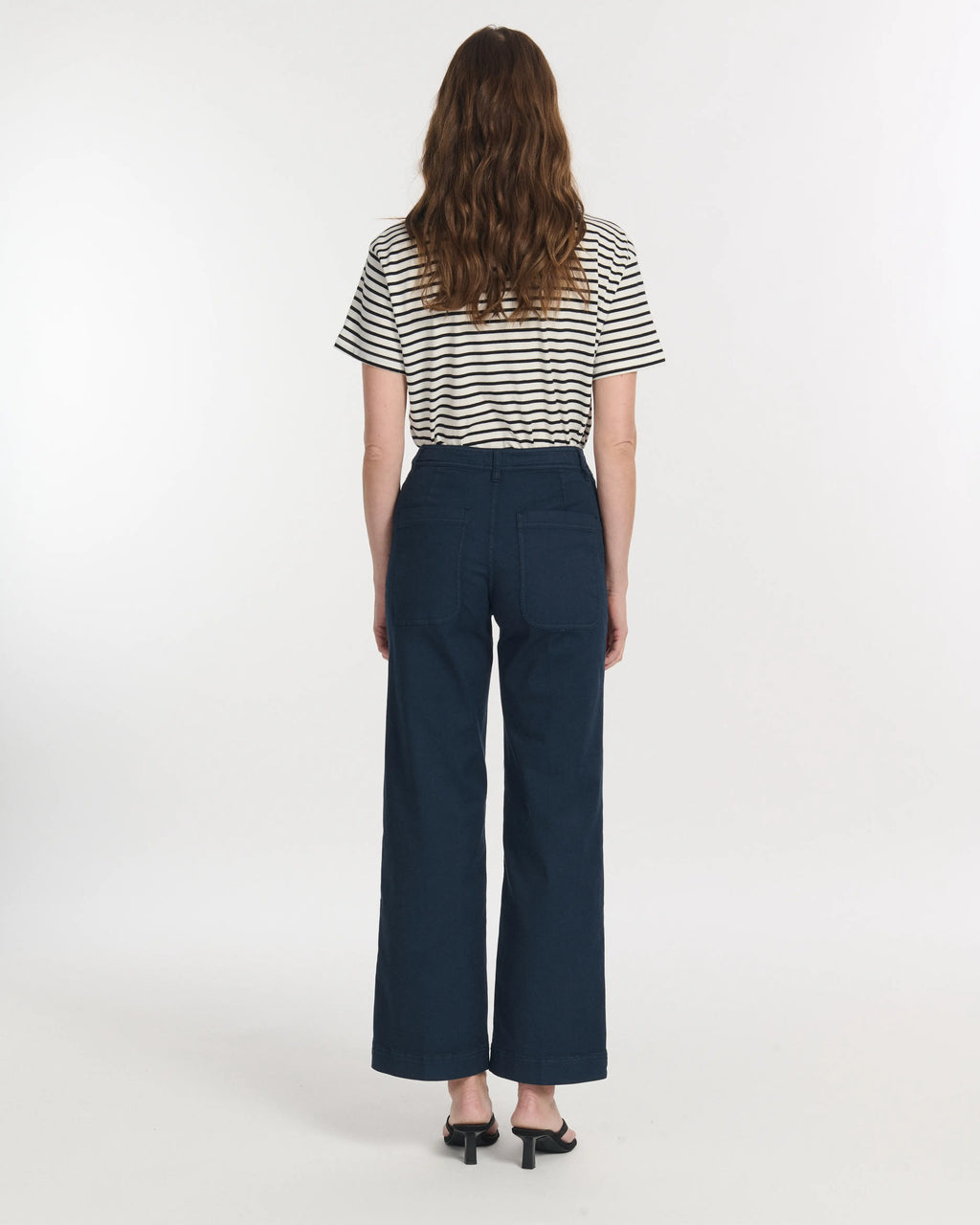 Jean marine en coton avec coupe droite et jambes larges, tissu stretch confortable qui s'adapte à toutes les morphologies féminines.