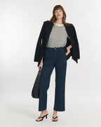 Jean femme en denim marine légèrement stretch avec coupe droite et taille haute, tissu confortable et adapté à toutes les morphologies.