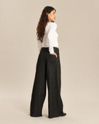 Jean femme en denim gris foncé, coupe large et fluide, matière légère et confortable adaptée à toutes les morphologies.
