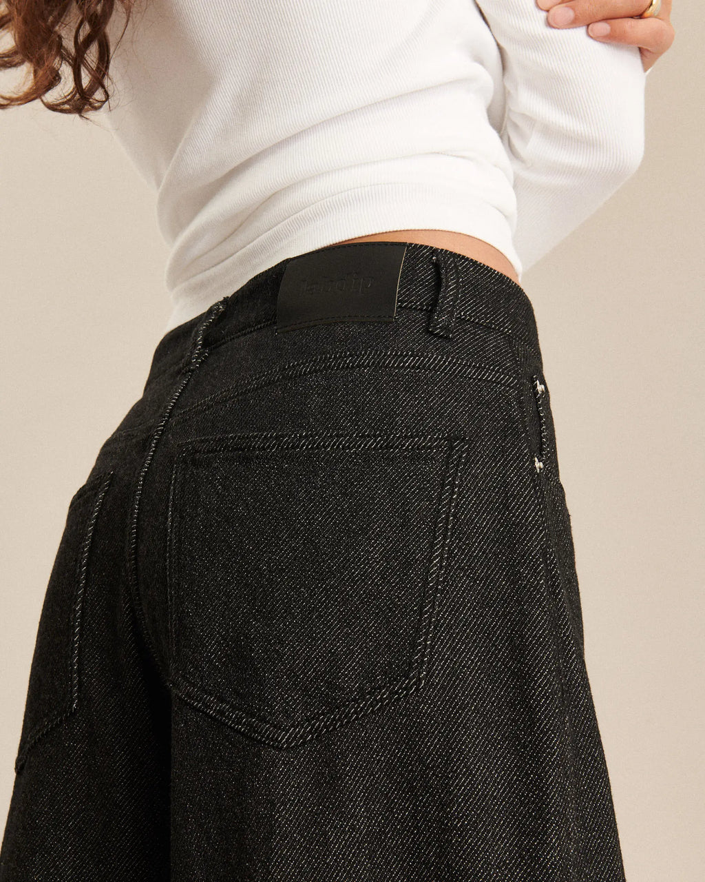 Jean pour femme en denim foncé gris anthracite, coupe large et fluide, matière 100 % coton avec texture 3D offrant un tombé léger et confortable.