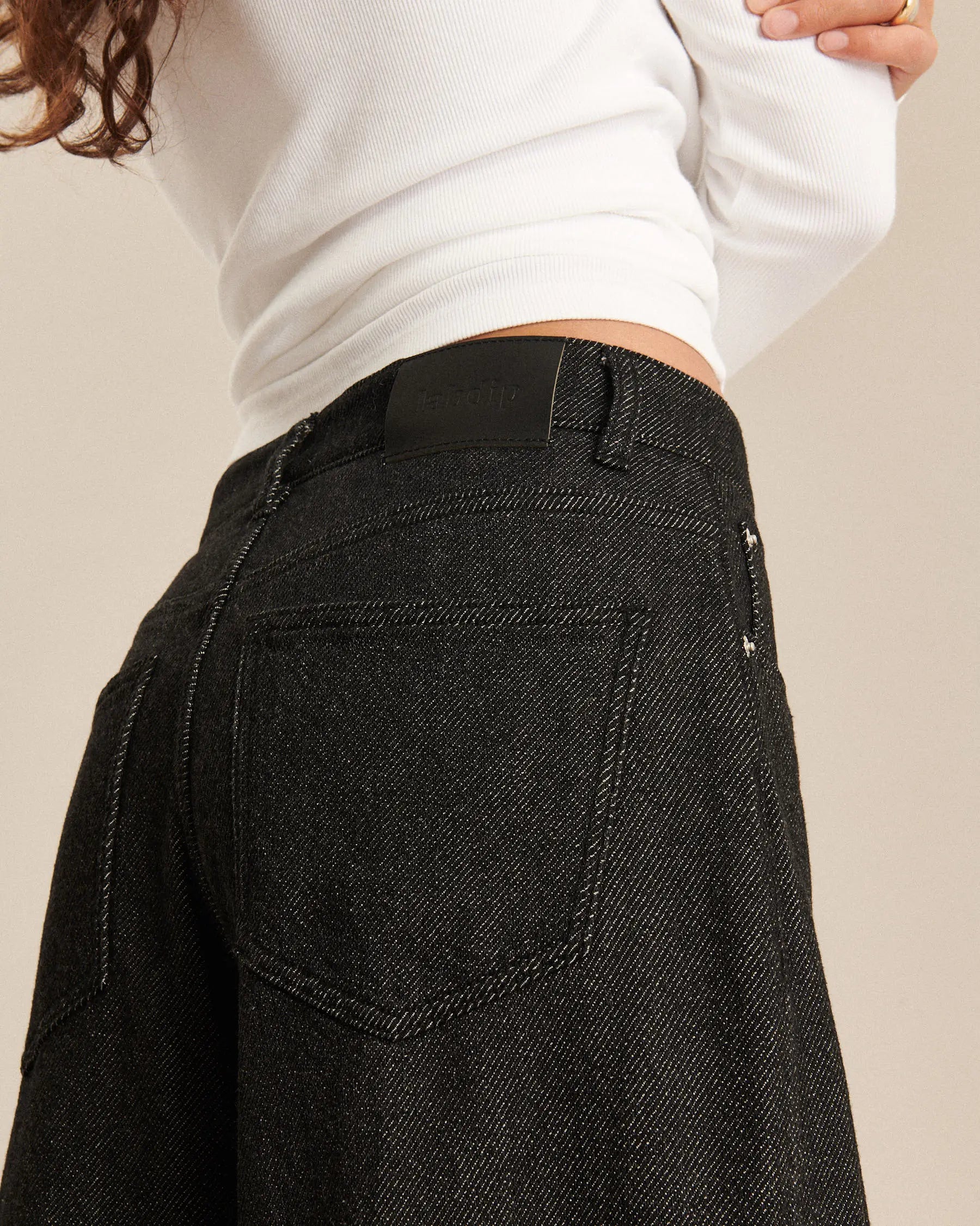 Jean pour femme en denim foncé gris anthracite, coupe large et fluide, matière 100 % coton avec texture 3D offrant un tombé léger et confortable.