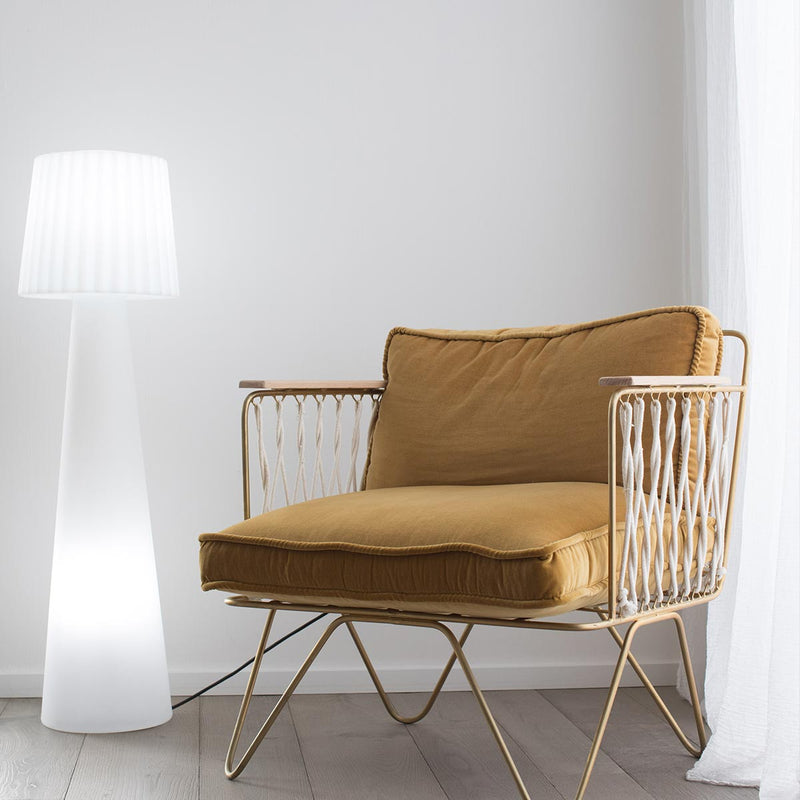 Luminosa lámpara de pie de diseño con cable y pantalla ondulada para exterior, potente iluminación LED blanca LADY H150cm base E27 - REDDECO.com