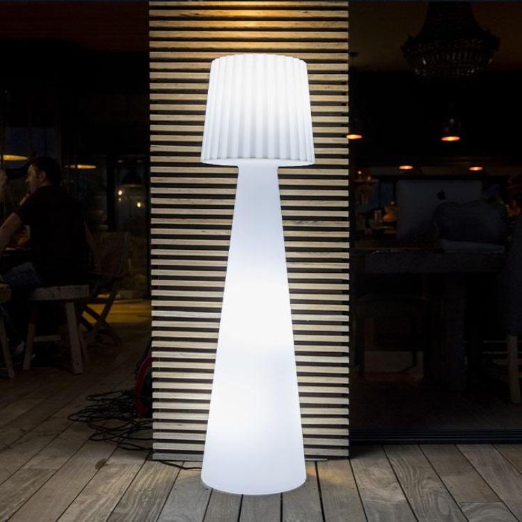 Luminosa lámpara de pie de diseño con cable y pantalla ondulada para exterior, potente iluminación LED blanca LADY H150cm base E27 - REDDECO.com