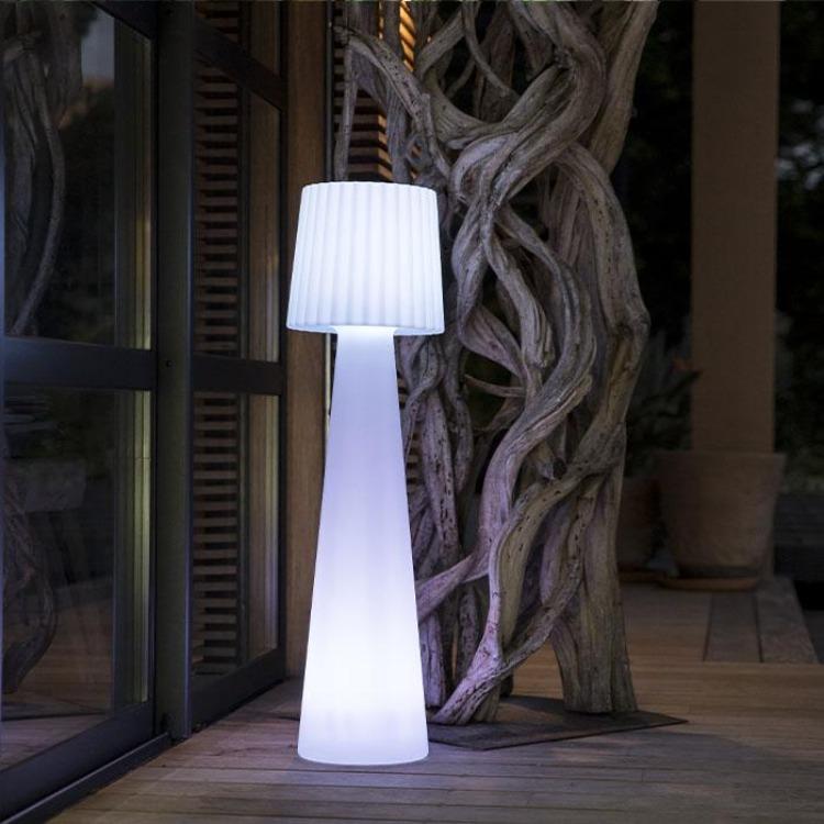 Lámpara de pie de diseño LED inalámbrica con pantalla ondulada multicolor regulable LADY H110cm con mando a distancia - REDDECO.com