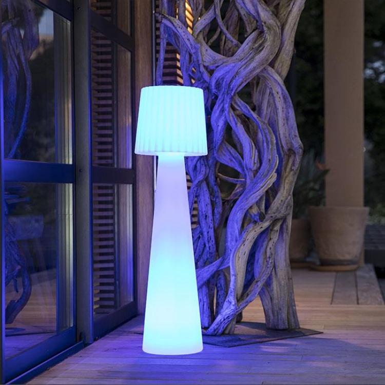 Lámpara de pie de diseño LED inalámbrica con pantalla ondulada multicolor regulable LADY H110cm con mando a distancia - REDDECO.com