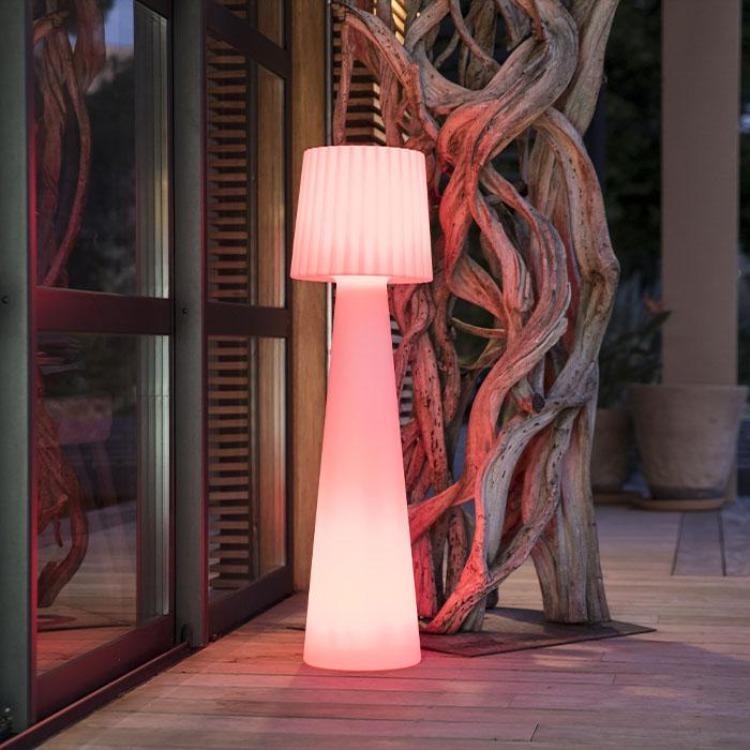 Lámpara de pie de diseño LED inalámbrica con pantalla ondulada multicolor regulable LADY H110cm con mando a distancia - REDDECO.com