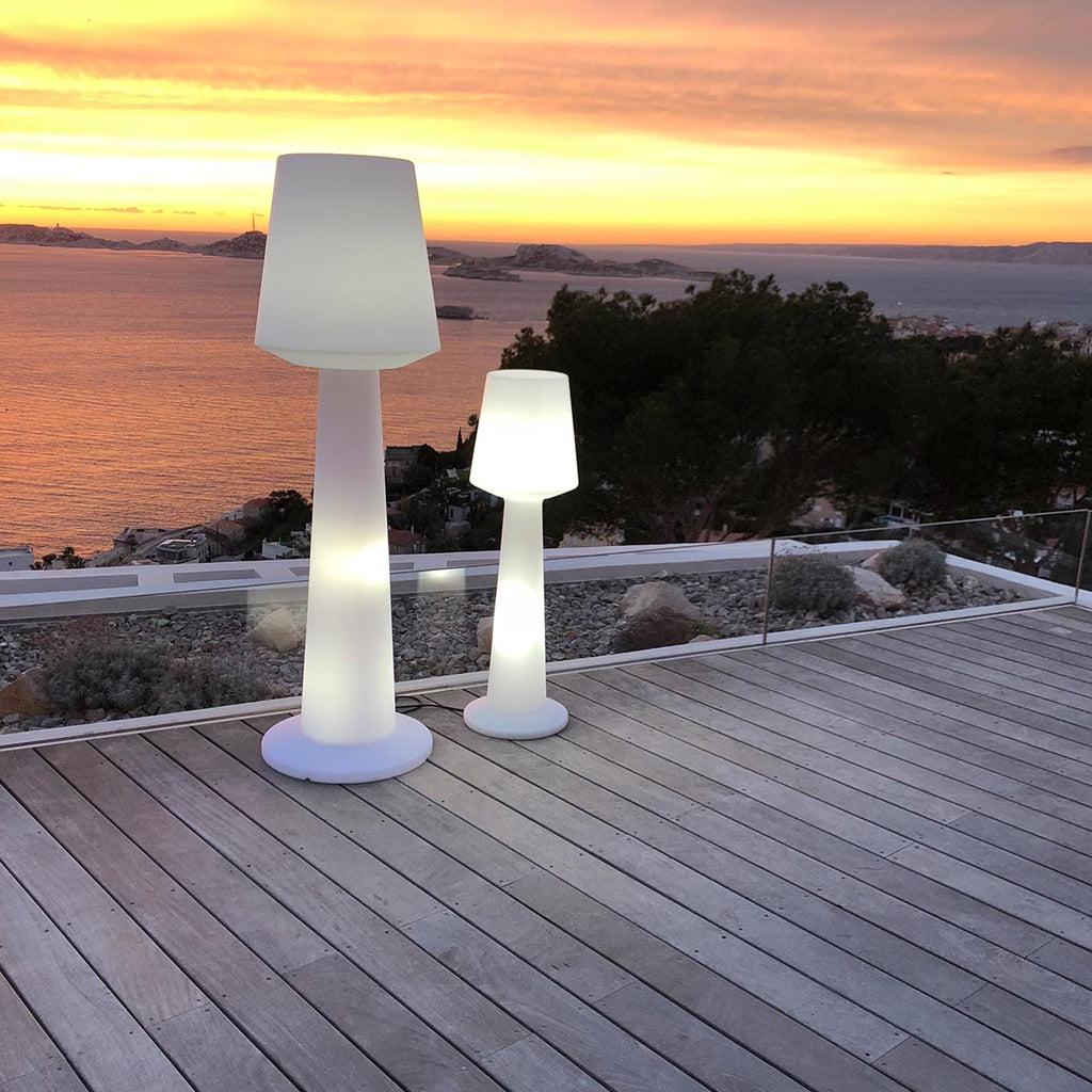 Luminosa lámpara de pie de diseño con cable para exterior potente iluminación blanco LED AUSTRAL H110cm base E27 - REDDECO.com