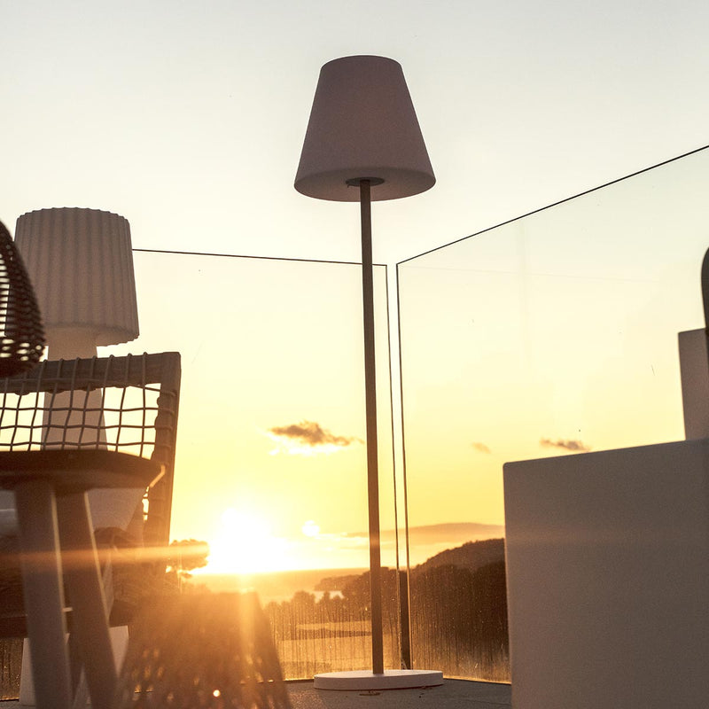 Lámpara de pie iluminada solar y recargable, base de metal, color madera, diseño escandinavo, LED blanco cálido/blanco, regulable STANDY WOOD SOLAR H150cm - REDDECO.com