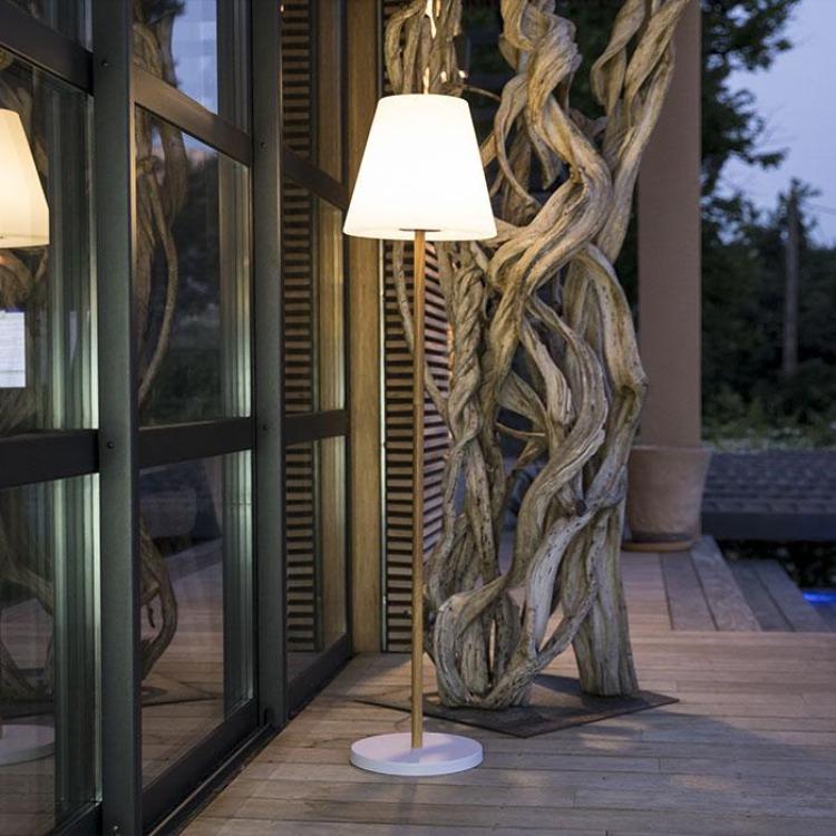 Lámpara de pie iluminada solar y recargable, base de metal, color madera, diseño escandinavo, LED blanco cálido/blanco, regulable STANDY WOOD SOLAR H150cm - REDDECO.com