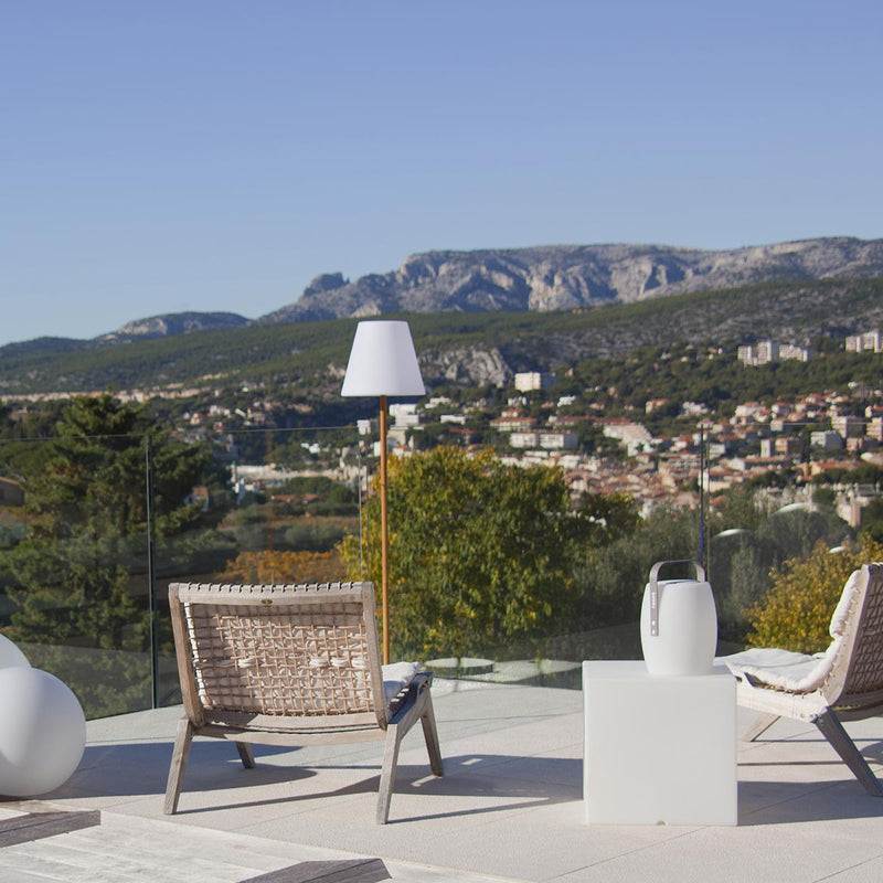 Lámpara de pie iluminada solar y recargable, base de metal, color madera, diseño escandinavo, LED blanco cálido/blanco, regulable STANDY WOOD SOLAR H150cm - REDDECO.com