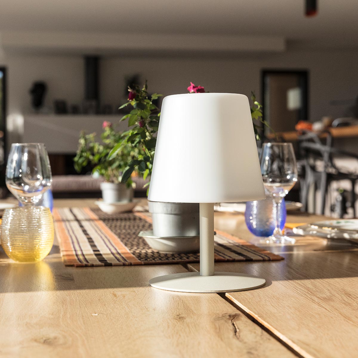 Lámpara de mesa inalámbrica crema base acero blanco cálido/blanco LED regulable STANDY MINI Crema H25cm - REDDECO.com