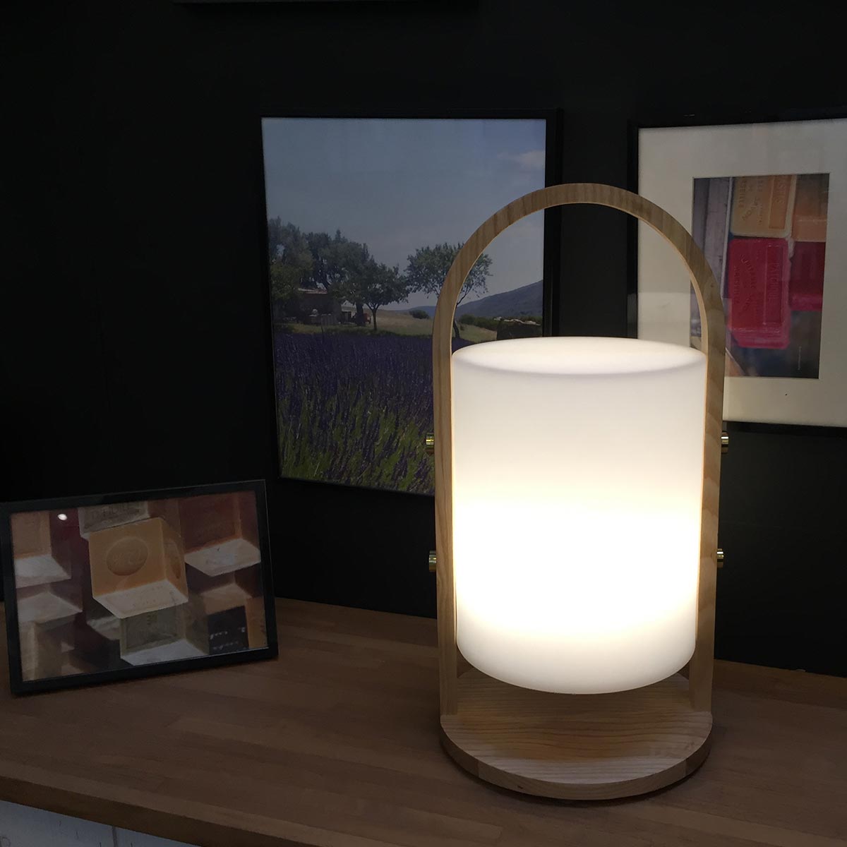 Linterna inalámbrica diseño escandinavo mango de madera natural LED blanco cálido/blanco regulable WOODY H37cm - REDDECO.com