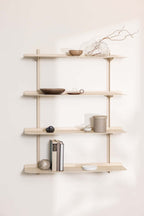 Elegantes Wandregal LINARA aus Metall mit minimalistischen Ablagen und dekorativen Accessoires.