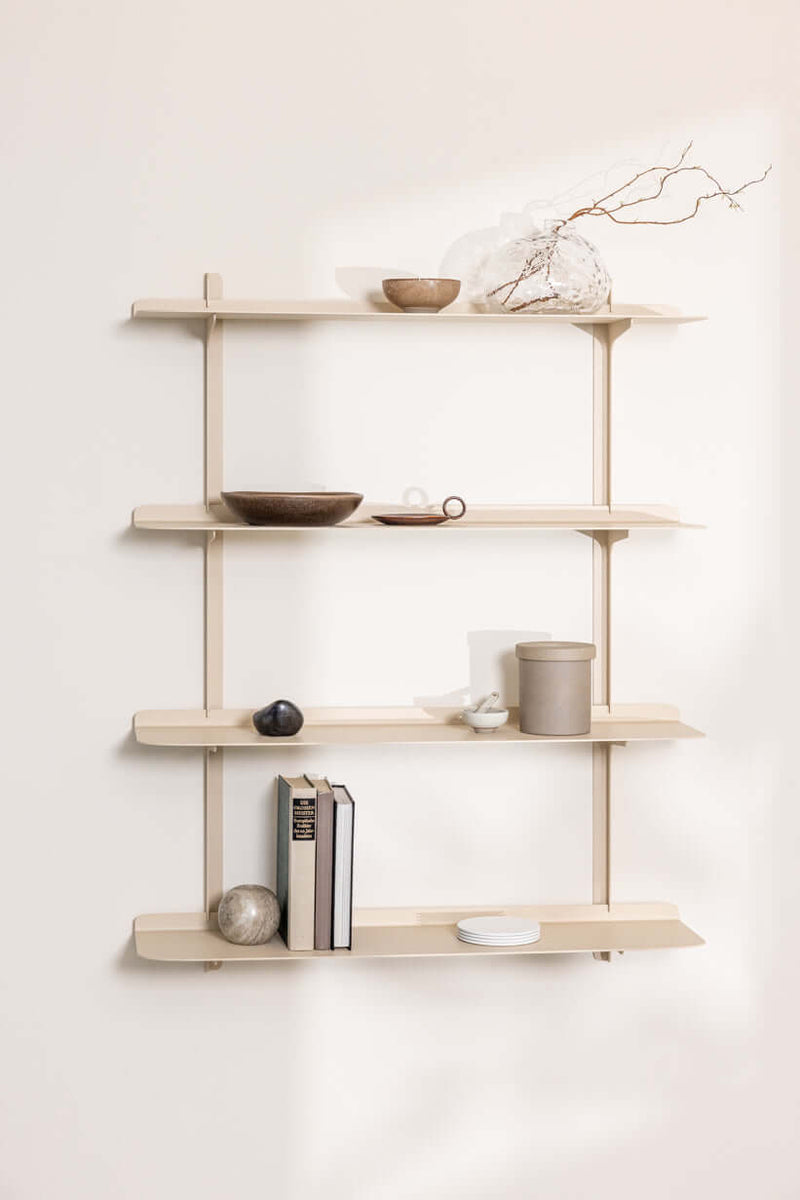 Elegante wandregal LINARA en metal con diseños minimalistas y complementos decorativos.