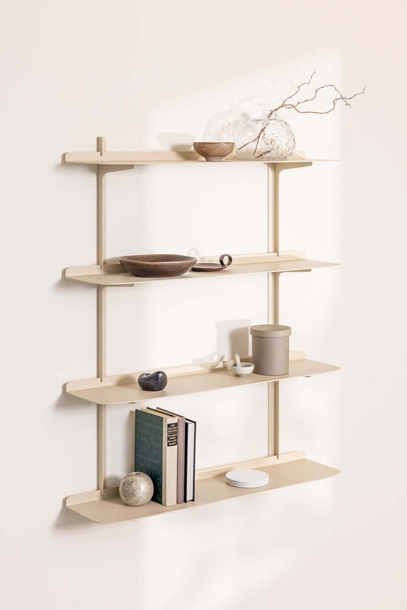 Wandregal LINARA aus Metall mit minimalistaische Design und vier Ablagen, ideal para habitaciones modernas.