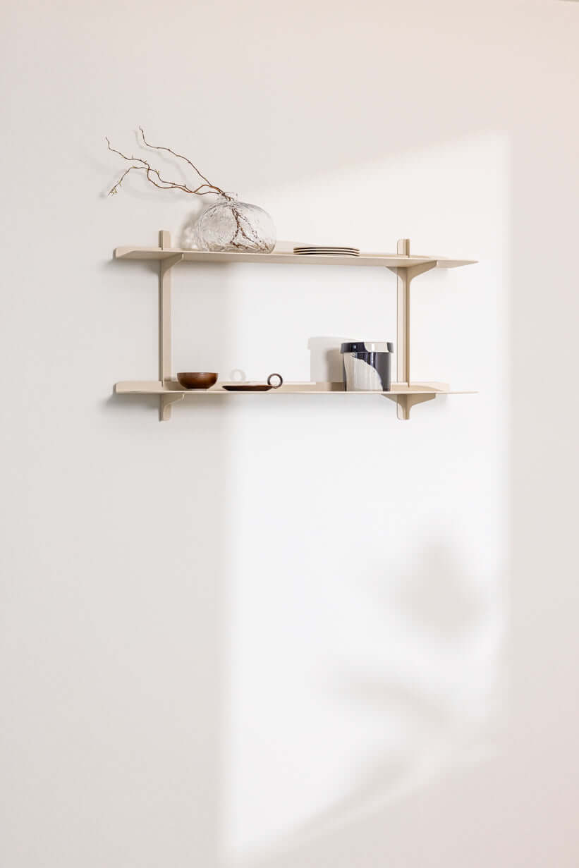 Elegantes Wandregal LINARA mit minimalistischen Design und modernen Ablagen für stilvolle Wohnräume.