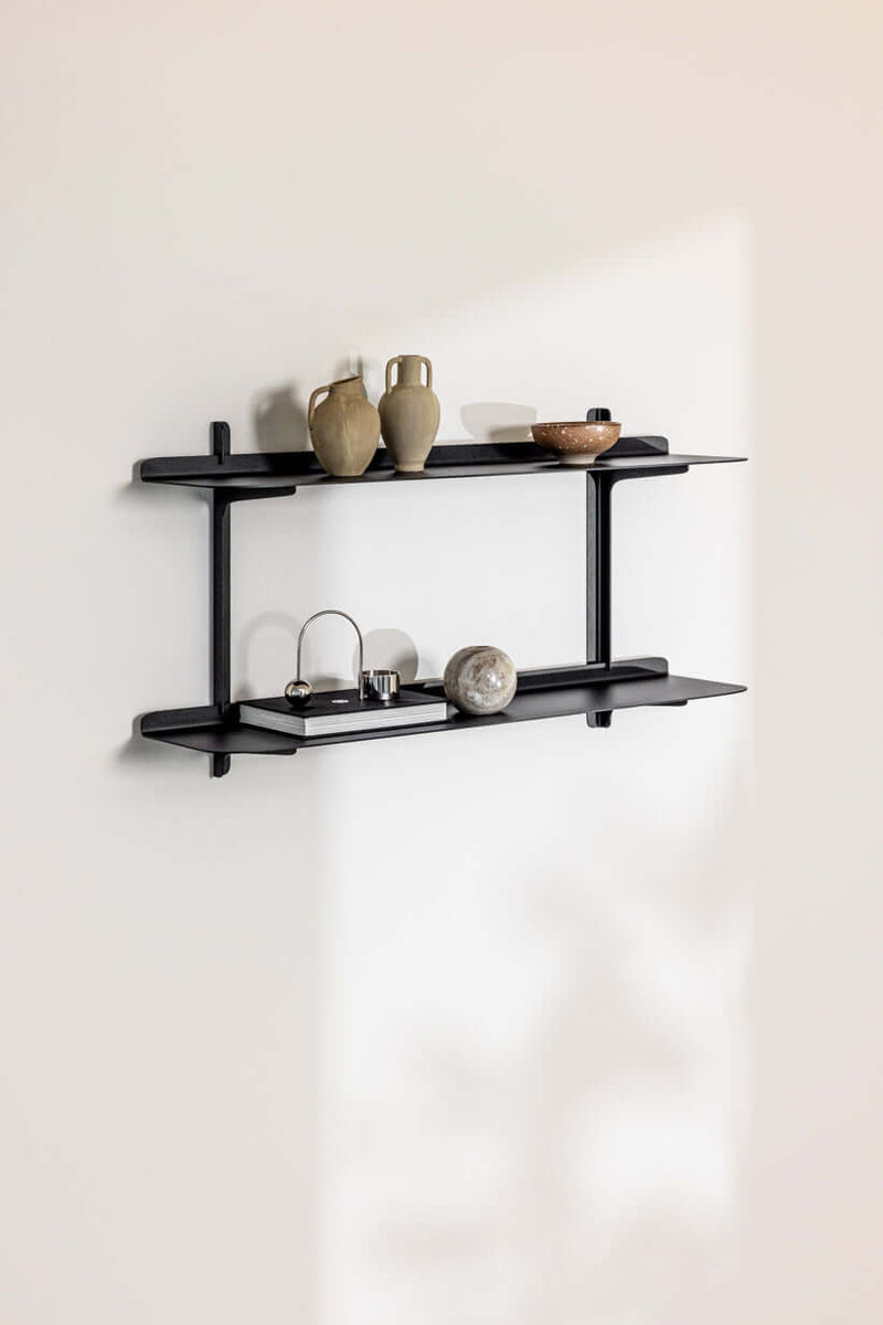 Wandregal LINARA aus Metall mit minimalistaischer Gestaltung und vier Ablagen für modern Wohnräume.
