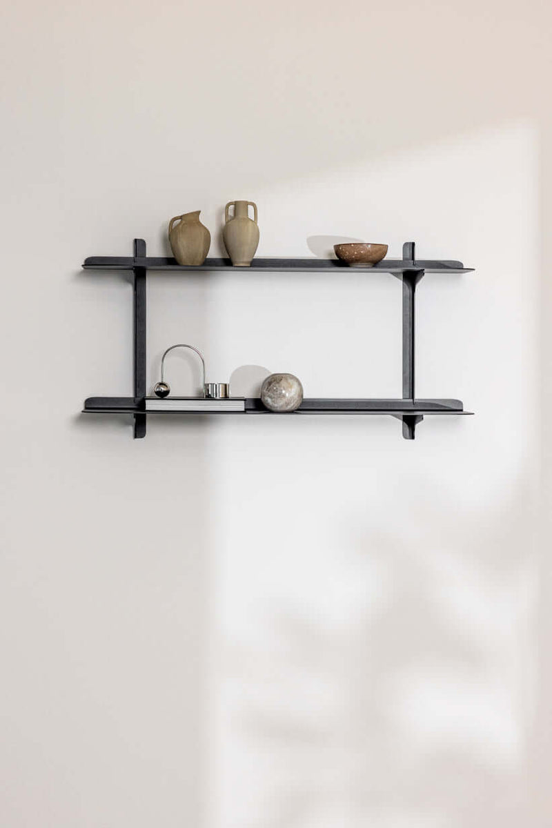Wandregal LINARA coloca una construcción metálica minimalista y jarrones decorativos en las paredes.