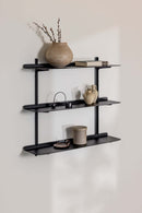 Wandregal LINARA aus Metall mit modernen Ablagen und minimalistaischen Design an einer Wand.