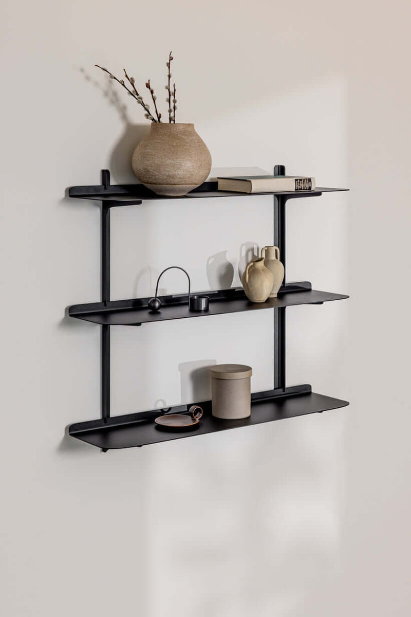 Wandregal LINARA aus Metall mit modernen Ablagen und minimalistaischen Design an einer Wand.