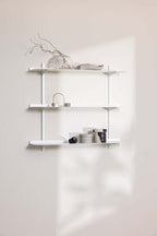 Elegantes Wandregal LINARA in Weiß, minimalistisches Design mit Dekoration und Ablagen, ideal für moderne Räume.