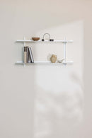 Wandregal LINARA mit Büchern y Elementos decorativos de diseño moderno y minimalista.
