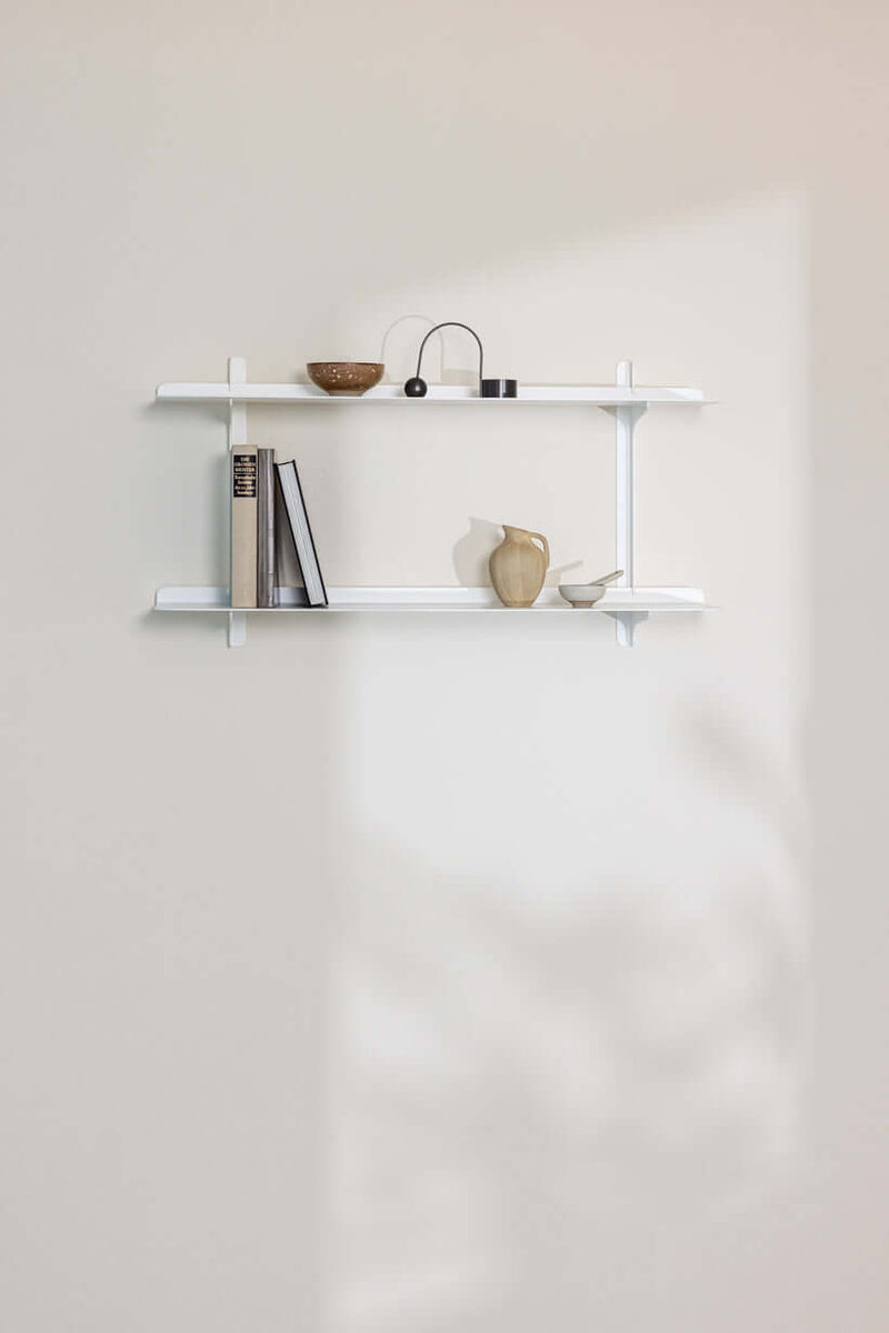 Wandregal LINARA mit Büchern y Elementos decorativos de diseño moderno y minimalista.