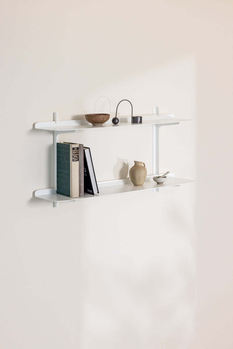 Wandregal LINARA aus Metall mit minimalistaischen Design, ideal para habitaciones modernas.