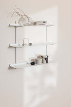 Elegantes Wandregal LINARA aus Metall, minimalistisches Design mit vier Ablagen, ideal für moderne Wohnräume.
