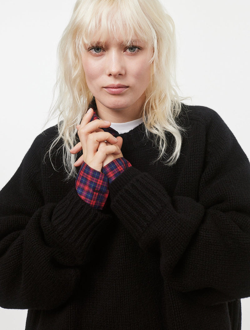 Nikki mide 1,72 m y lleva talla M/L.