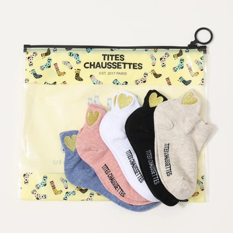 Lot de 5 chaussettes pour bébés et enfants. Languette coeur doré brodé à l'arrière du pied. 5 coloris : noir, blanc, beige, bleu, rose. Disponible en 4 taille : 12/24 mois, 2/4 ans, 5/8 ans, 9/12 ans. 