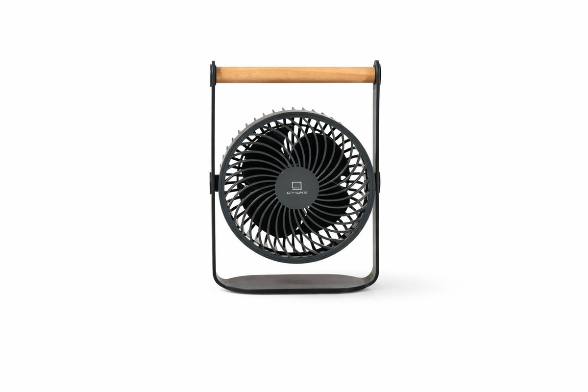 Gingko Design – Ventilador Portátil Lyra - Gris Espacial, ventilador de mesa negro con soporte de madera, sobre fondo blanco
