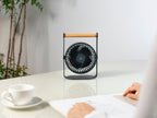 Gingko Design – Ventilador Portátil Lyra - Gris Espacial, ventilador de mesa negro con soporte de madera, colocado sobre un escritorio blanco