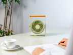 Gingko Design – Draagbare ventilator Lyra - Olijfgroen, groene ventilator op een witte tafel, met een kopje