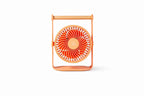 Gingko Design – Tragbarer Ventilator Lyra - Pfirsich, Tischventilator in Orange und Holz, Vorderansicht auf weißem Hintergrund