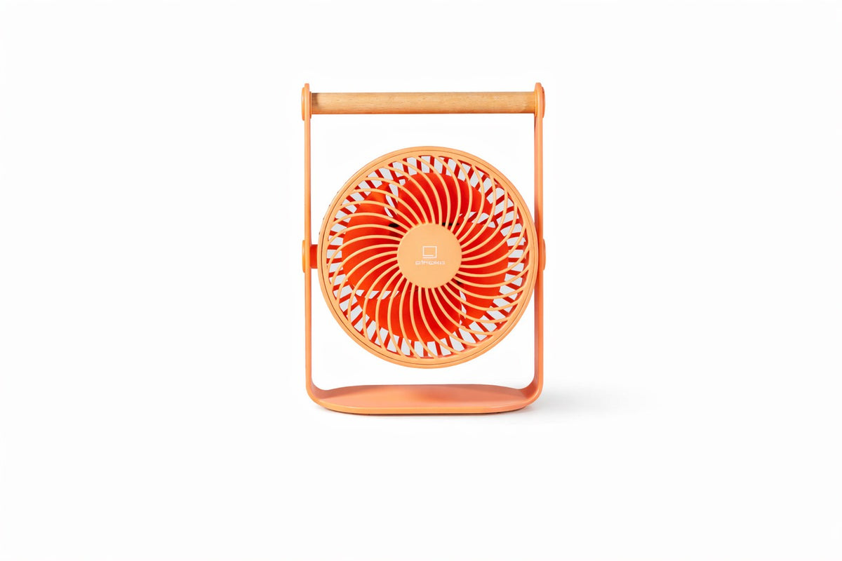 Gingko Design – Tragbarer Ventilator Lyra - Pfirsich, Tischventilator in Orange und Holz, Vorderansicht auf weißem Hintergrund