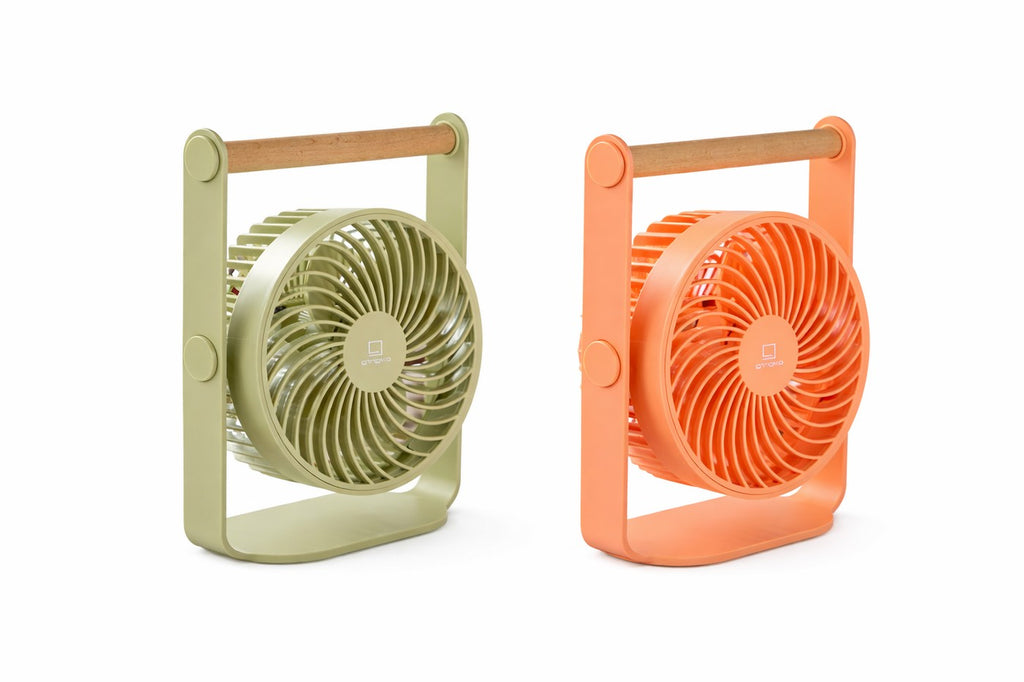 Gingko Design – Tragbarer Ventilator Lyra - Pfirsich, zwei tragbare Ventilatoren, einer grün und einer orange, auf weißem Hintergrund