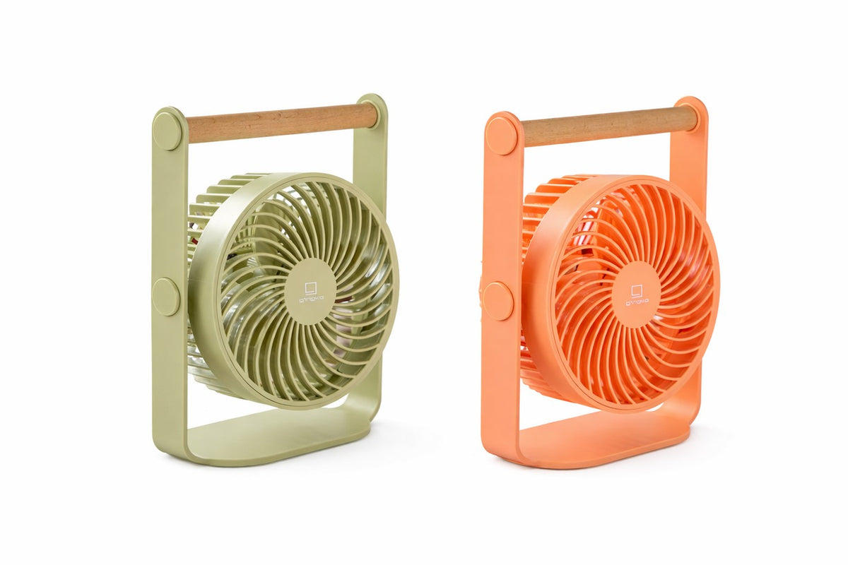 Gingko Design – Tragbarer Ventilator Lyra - Pfirsich, zwei tragbare Ventilatoren, einer grün und einer orange, auf weißem Hintergrund