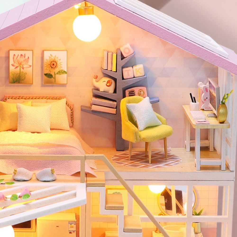 Miniature House - Pleasant Moment