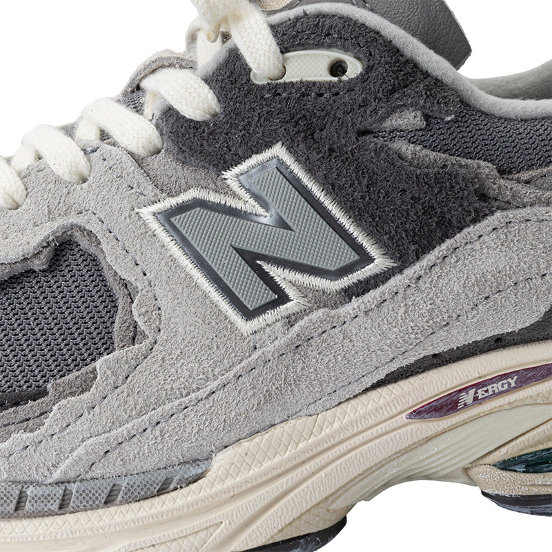 New Balance M2002 Men's Sneakers - Rain Cloud, Magnet