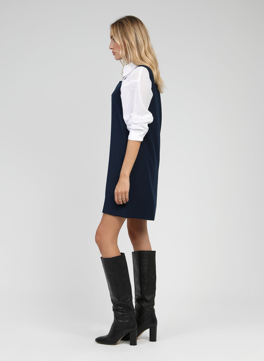 An'ge – Robe Courte Maleo Marine, robe chasuble bleu marine et chemise blanche, portée de profil