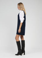 An'ge – Robe Courte Maleo Marine, robe chasuble bleu marine et chemise blanche, portée de profil