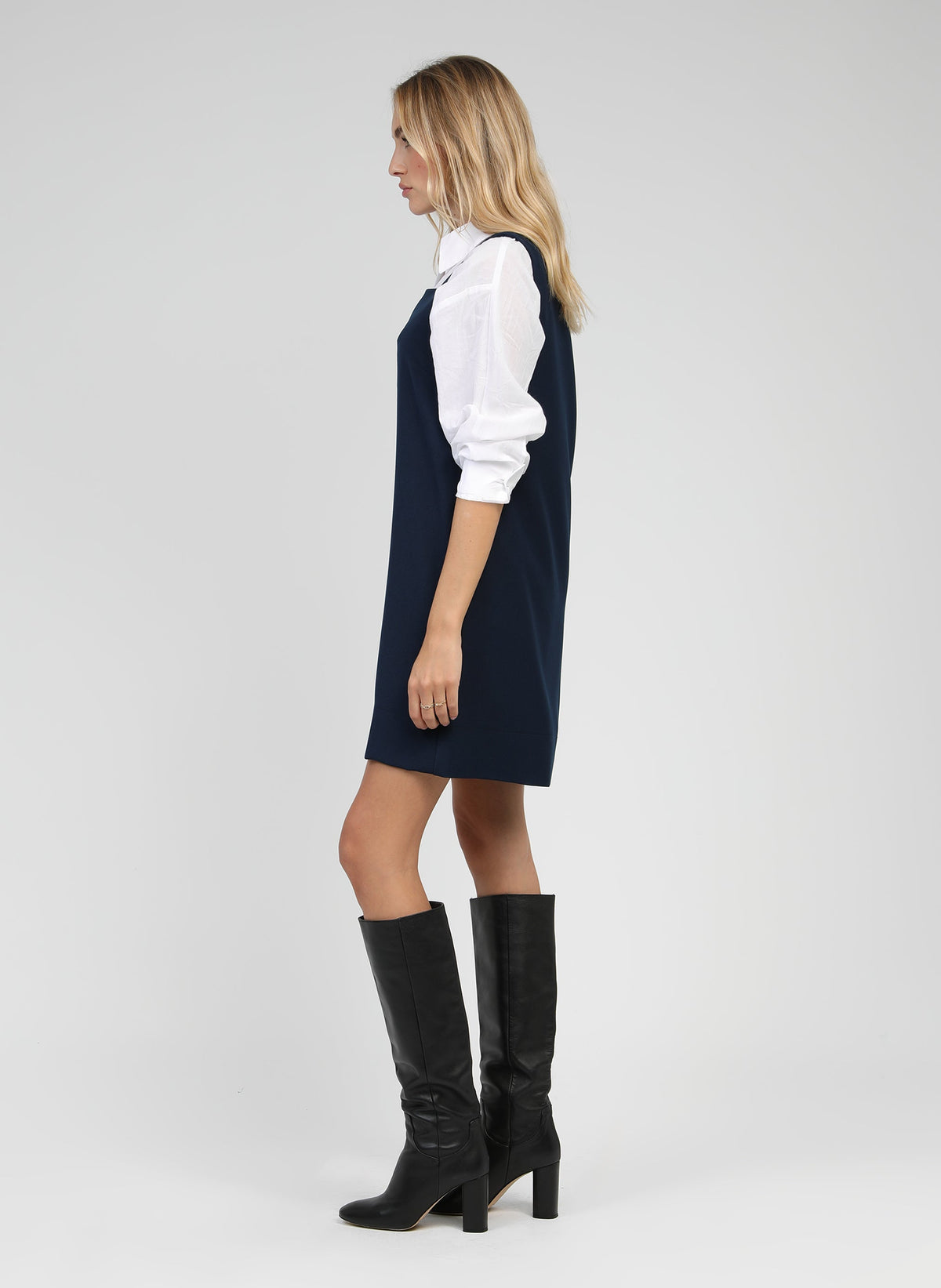 An'ge – Robe Courte Maleo Marine, robe chasuble bleu marine et chemise blanche, portée de profil