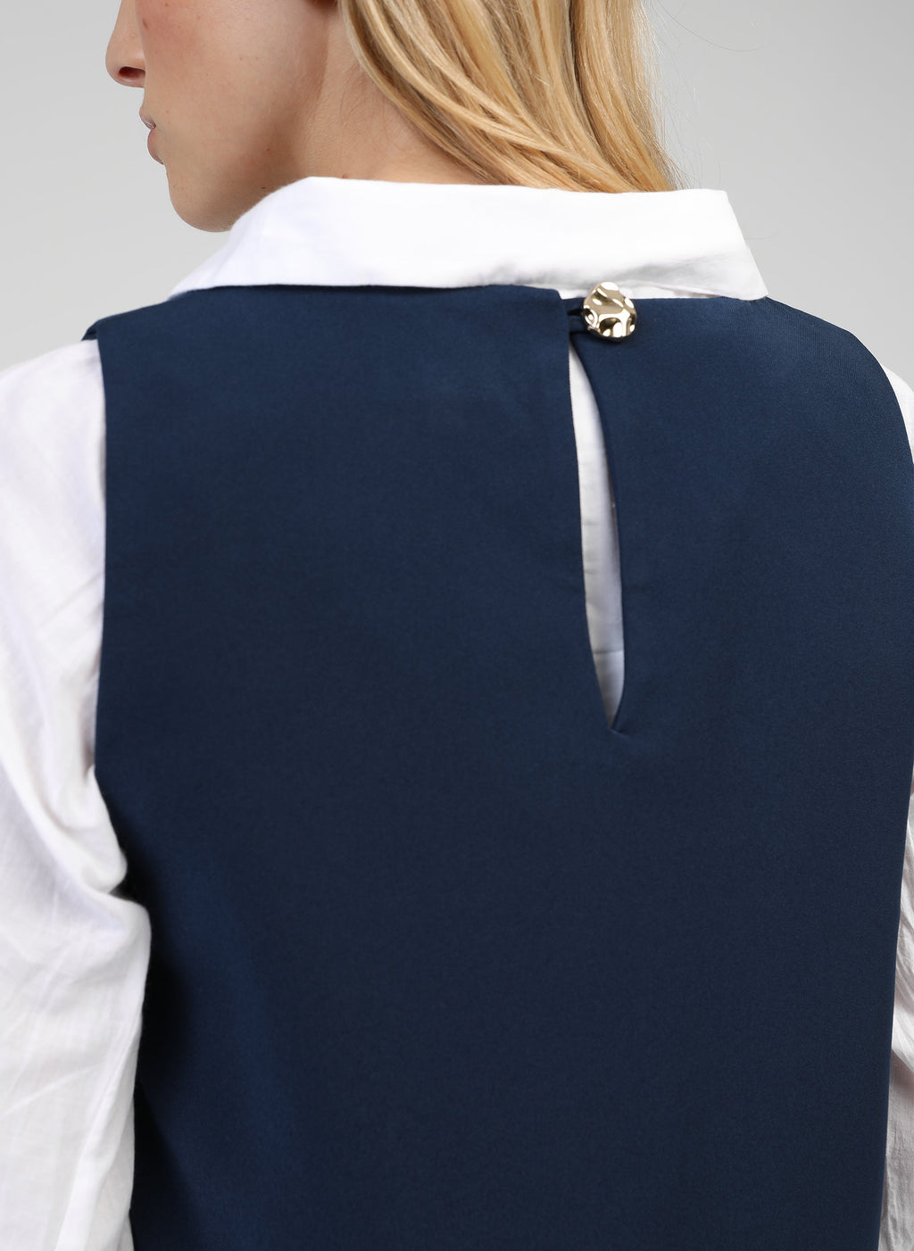 An'ge – Robe Courte Maleo Marine, vue de dos d'une femme portant un haut bleu marine et blanc